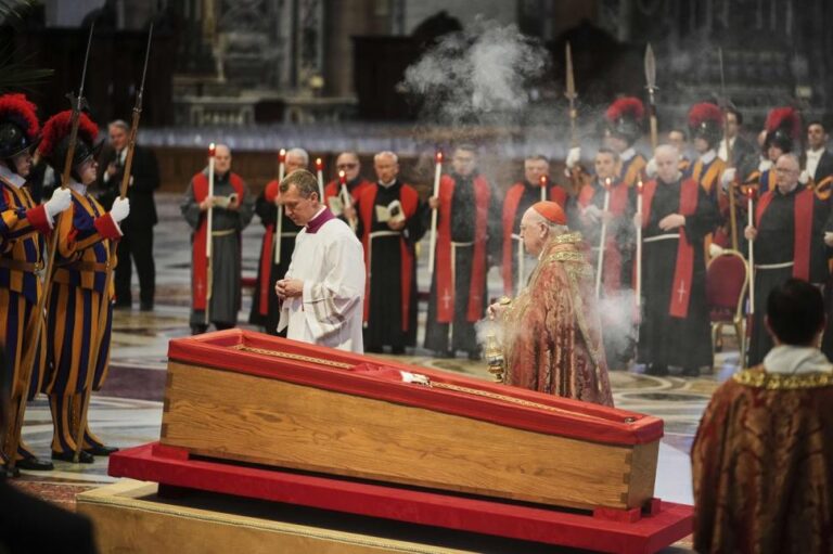 Vatican: Sicriul cu trupul Papei Francisc a fost transferat în Bazilica Sfântul Petru
