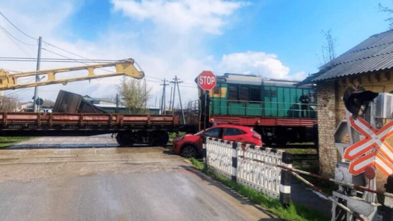 (video) Un tren a lovit o mașină, la Bălți