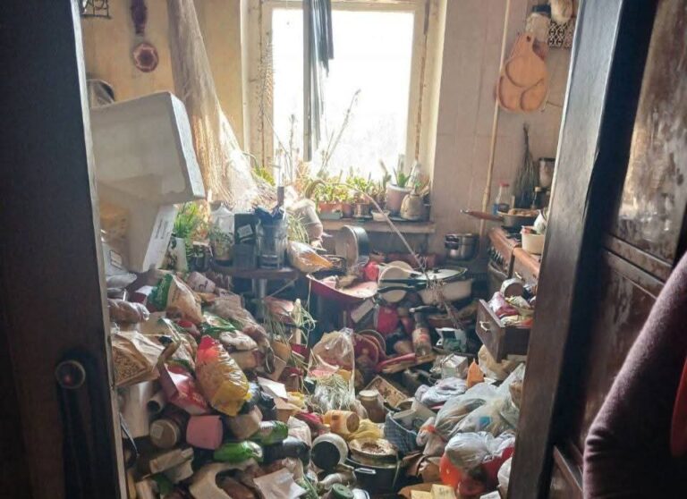 Un apartament din Buiucani transformat în groapă de gunoi. A intervenit pretura