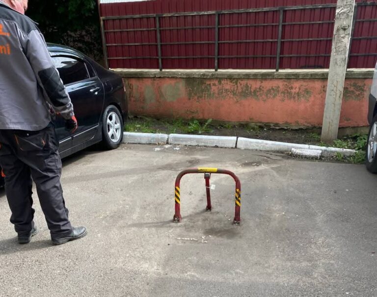 Gata cu parcările rezervate! Primăria a demontat dispozitivele de pe mai multe adrese din Chișinău