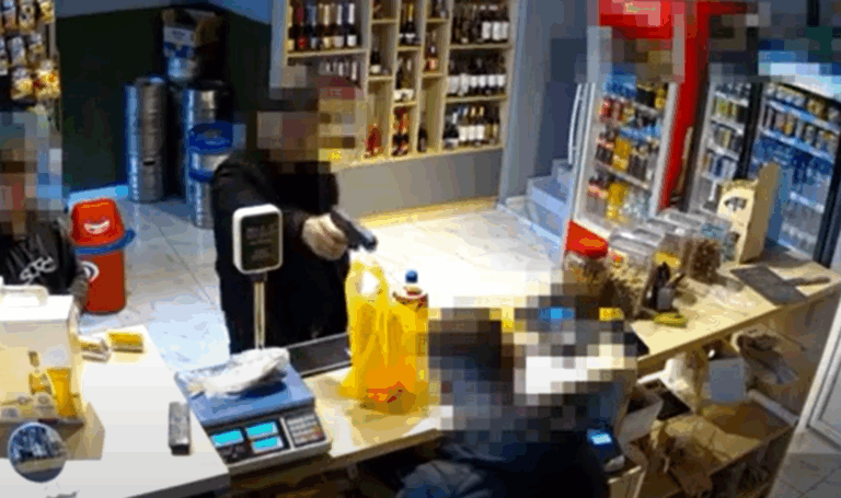 Un vânzător amenințat cu arma de către un tânăr căruia îi era poftă de alcool