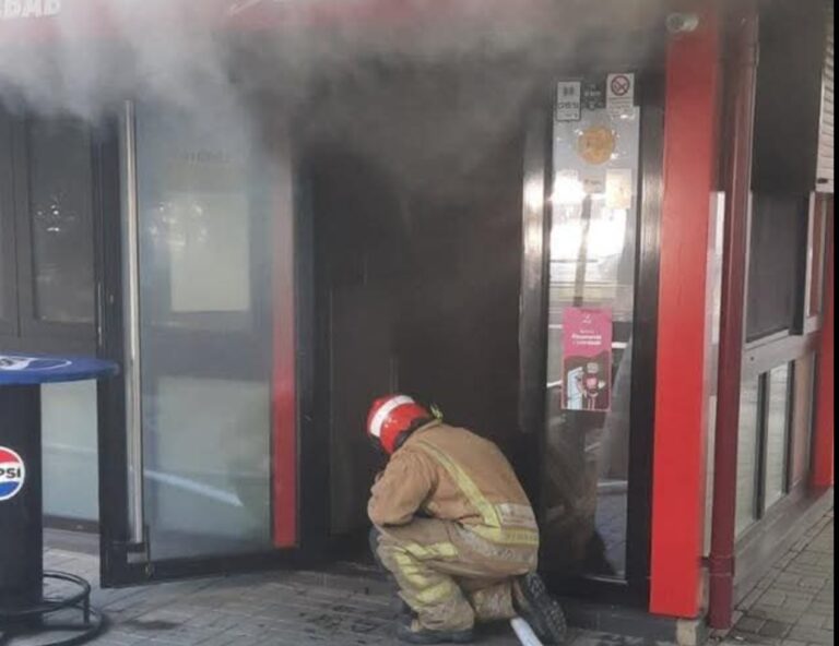 (foto) Incendiu într-un local fast-food din sectorul Râșcani. Cinci echipaje au intervenit