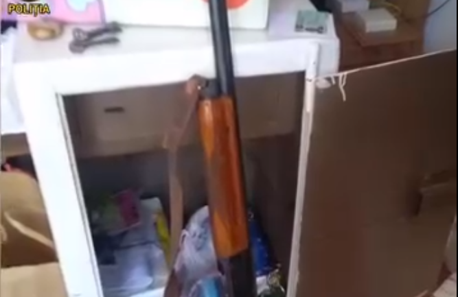 Arme și muniții descoperite, la Taraclia. Pistoale și sute de cartușe depistate de polițiști