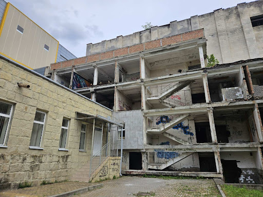 O minoră a căzut de la etajul doi a unei clădiri abandonate din Chișinău