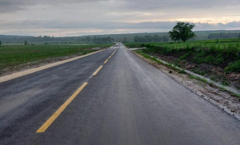 Traseul R33 a fost complet curățat: După intervenția promptă a drumarilor, acest drum este practicabil