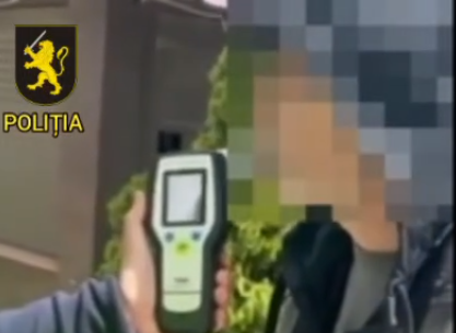 (video) Șoferul unui VAZ prins beat criță, în Durlești. Ce concentrație de alcool a depistat poliția