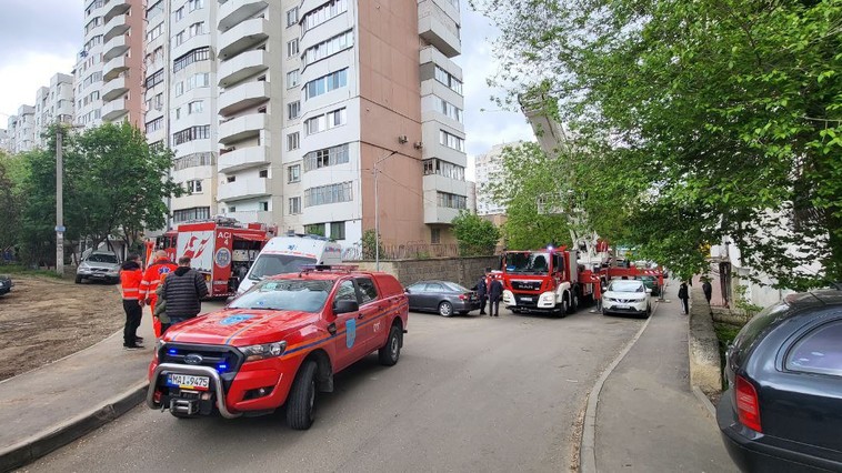 Un adolescent intenționa să se arunce de la etajul unui bloc de la Botanica. IGSU vine cu detalii