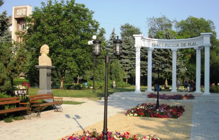 Odihnă și recreere pe bănci-canapele în orașul Bălți. Cum arată mobilierul urban