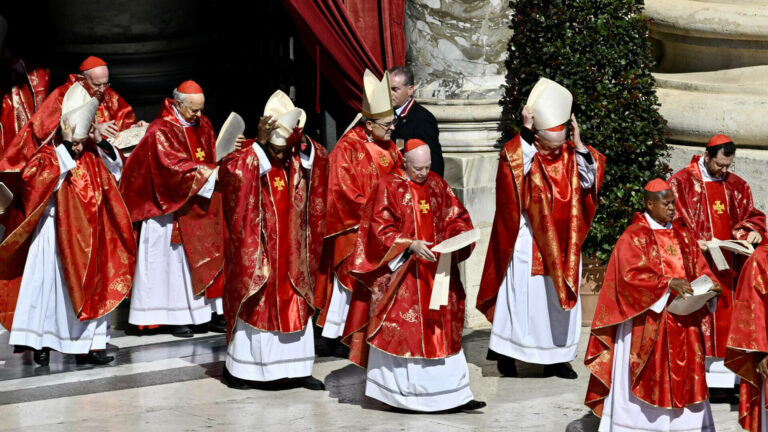 Conclav la Vatican: Astăzi începe procesul de alegere a unui nou Papă. Detaliile anunțate de Vatican