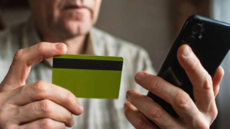 Pensionar deposedat de 22.000 de lei de un tânăr de 18 ani. Schema prin care acționa