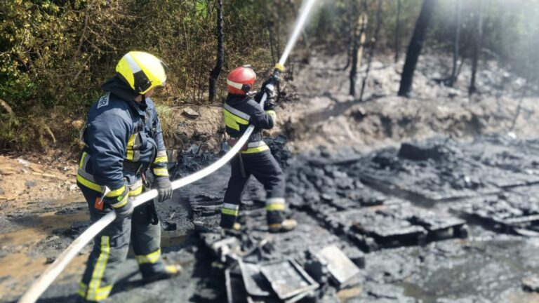 Incendiu pe strada Petricani. Trei echipaje de pompieri mobilizate