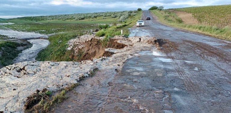 Un drum regional din sudul țării inundat. Poliția recomandă evitarea sectorului de drum