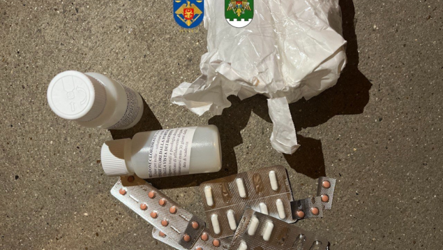 (video) Droguri în colete din Franța și Italia, ascunse-n aparat foto și într-un pachet de semințe de floarea soarelui