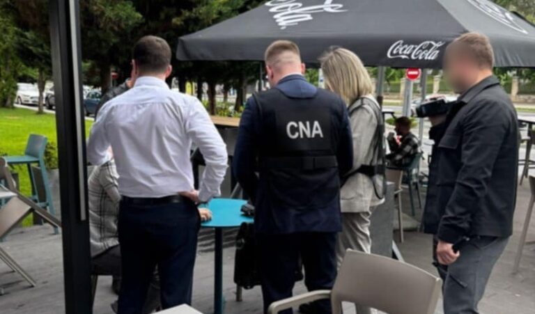 Mită de 1200 de euro pentru proba practică și teoretică pentru obținerea permisului.