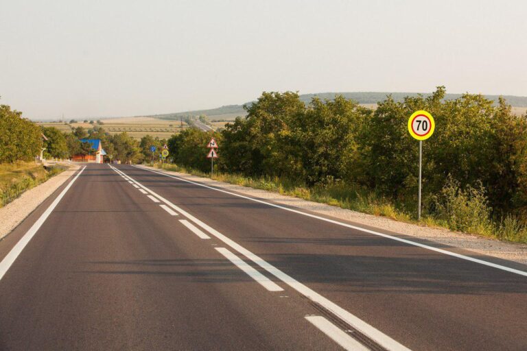 Marți va fi restricționat traficul rutier pe două trasee naționale