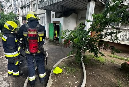 19 persoane dintre care 4 copii, evacuați în urma unui incendiu, la Telecentru. Cinci echipaje de salvatori au intervenit