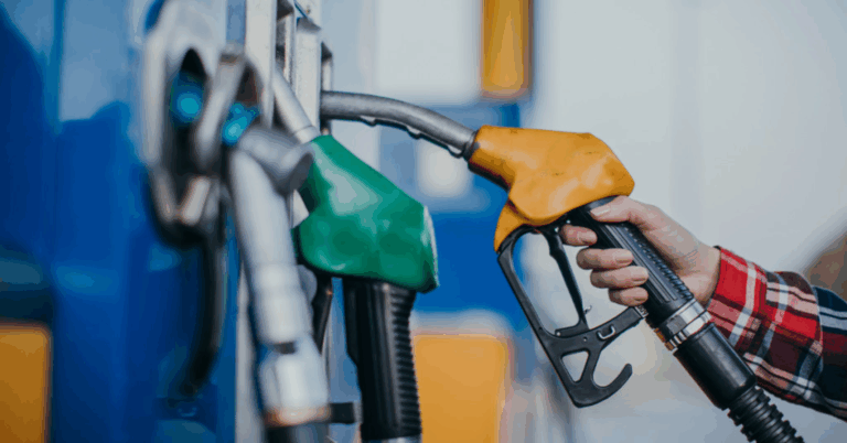 Atenție șoferi! Se ieftinesc carburanții marți, 6 mai