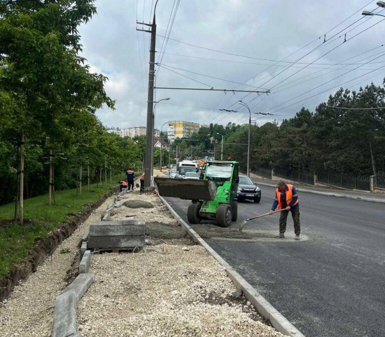 Strada Constantin Stere își schimbă fața. Lucrările sunt în plină desfășurare