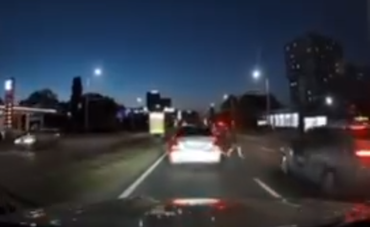 (video) O tânără tamponată pe strada Arborilor din Chișinău. Poliția analizează versiunea unui suicid