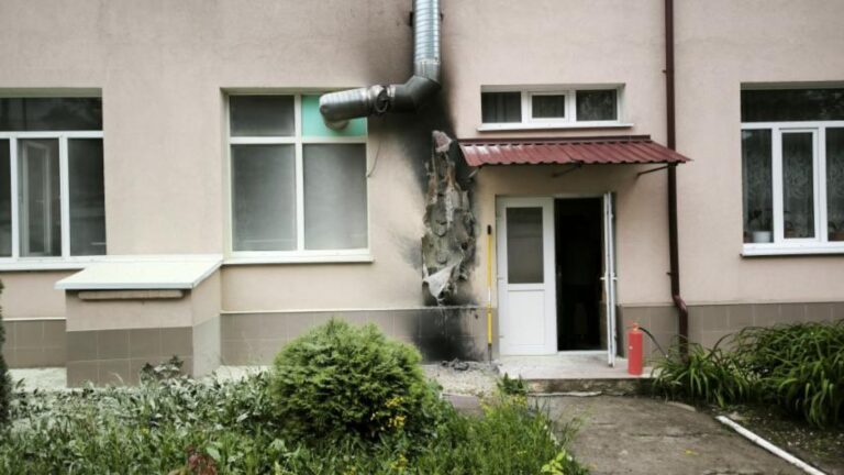 O grădiniță a fost cuprinsă de flăcări. 60 de copii și 6 educatori evacuați