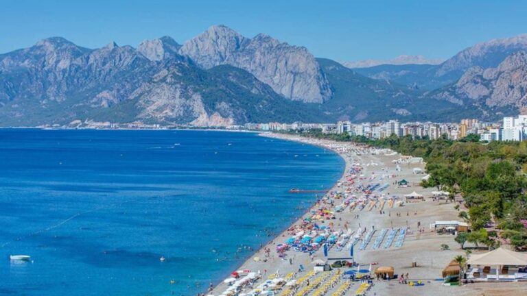 Mai mulți turiști au rămas fără cazare, după ce 4.000 de hoteluri din Turcia au fost închise. Motivul