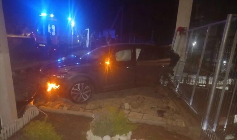 Mai scump paharul decât viața! Un șofer beat a dat într-un pilon electric, la Soroca