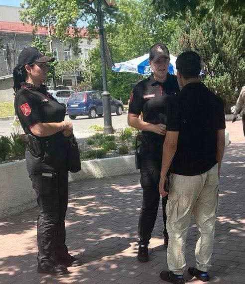 O femeie a fost salvată de două angajate a Inspectoratului de Carabinieri în timp ce era agresată în plină stradă, la Bălți