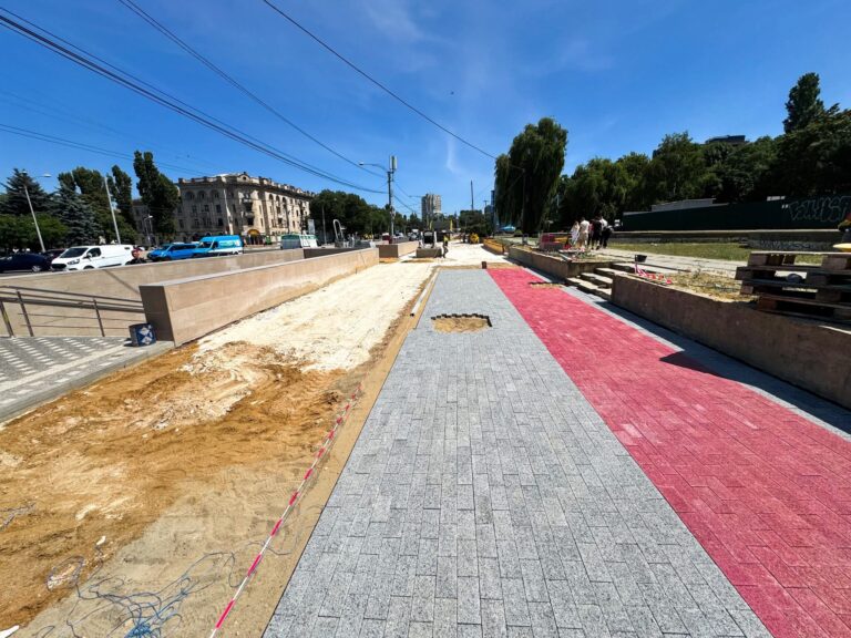 Un bulevard din Chișinău va avea trotuar nou. Primăria a demarat lucrările