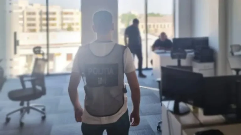 Percheziții la două call-centre din Chișinău. Ce au descoperit polițiștii