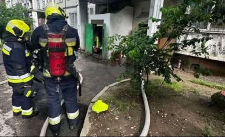 Trei copii au fost evacuați în urma unui incendiu izbucnit la etajul 9 al unui bloc din Botanica