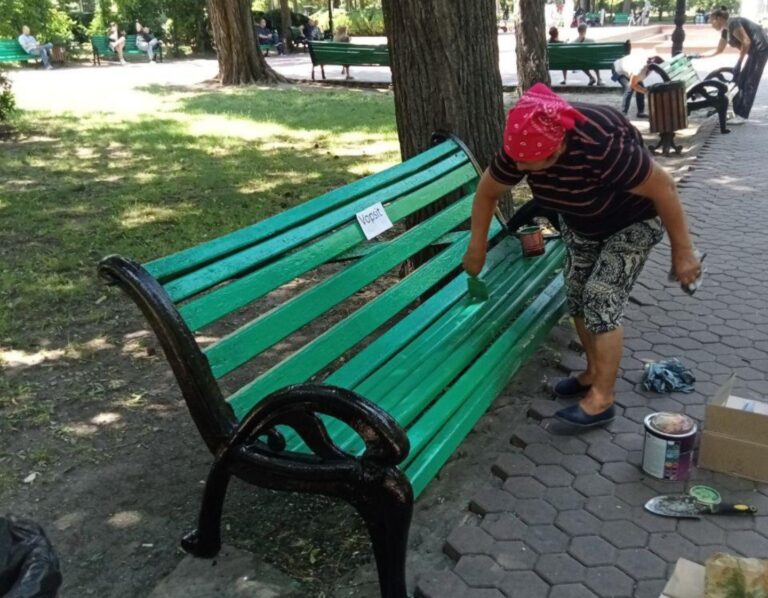 Se recondiționeză mobilierul urban din parcul central din Chișinău