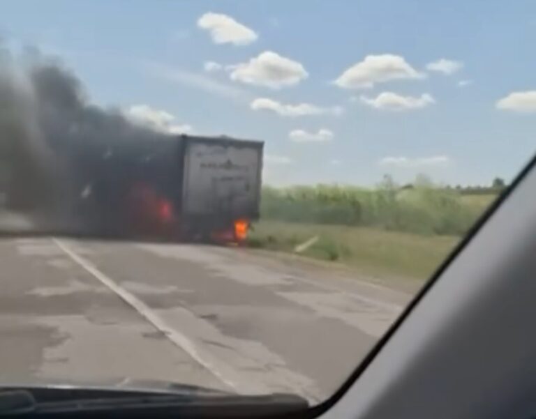 Un camion încărcat cu nutreț pentru animale a luat foc