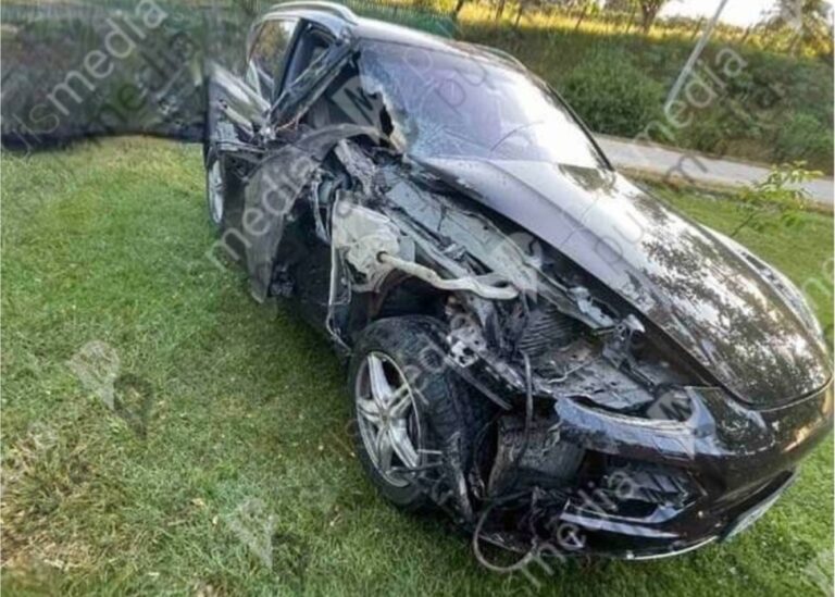 Un polițist INSP a dat cu Porsche-ul într-un TIR și a fugit de la locul faptei