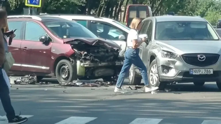 Două automobile au fost puternic avariate în urma unui accident produs la Buiucani