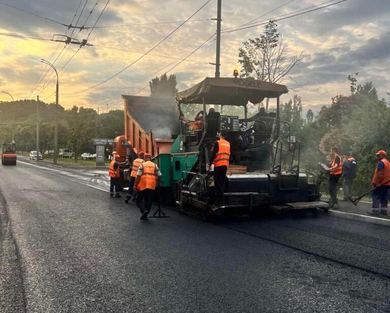 Mai multe străzi din Chișinău asfaltate în ultima săptămână. Lucrări la Buiucani și Râșcani