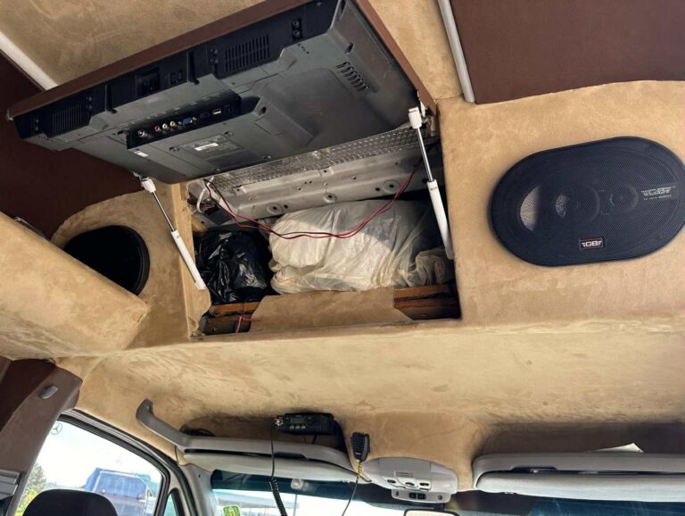 Mărfuri în cantități comerciale tăinuite în două microbuze din România și Belgia