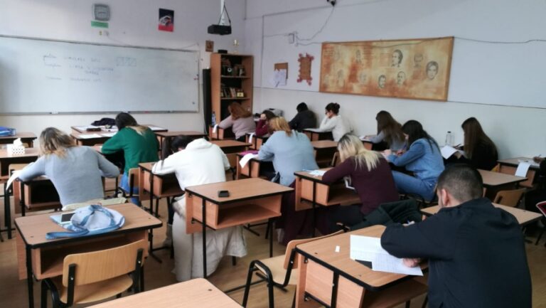 Elevii care nu reușit să obții o notă de trecere la examenele de clasa a IX-a mai au o șansă. Sesiunile suplimentare