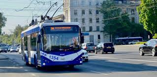 Mai multe rute de autobuz și troleibuz vor circula, în weekend până la ora 01:30. Detalii