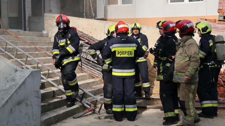 Incendiu puternic la un spital din Chișinău. 45 de pompieri au intervenit