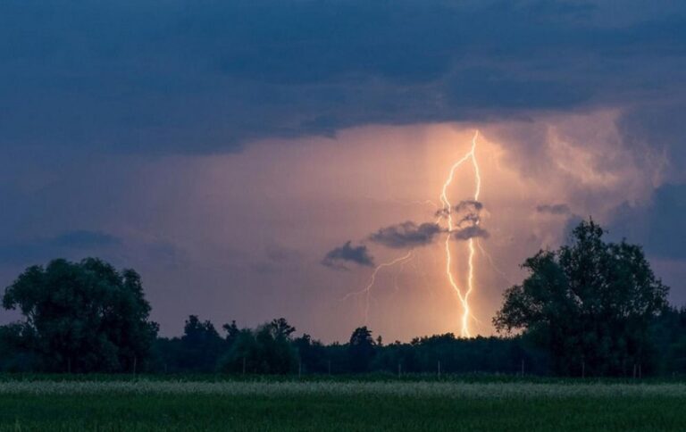 Femeie lovită mortal de fulger într-o seră din Ungheni. Alte două femei au avut de suferit