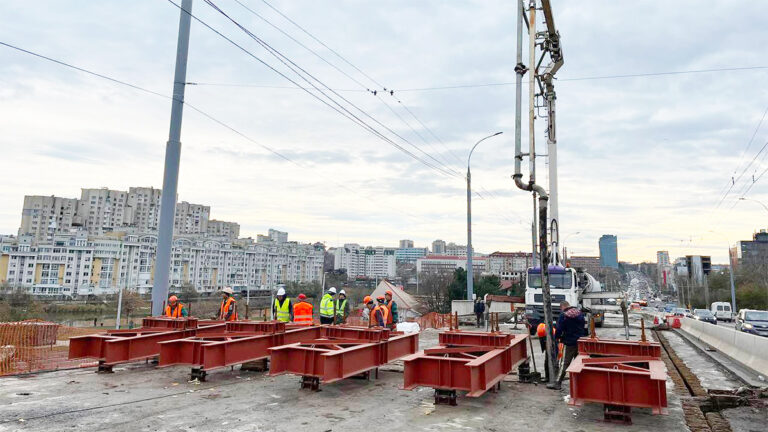 Municipalitatea anunță un nou termen pentru redeschiderea podului de la Mihai Viteazul