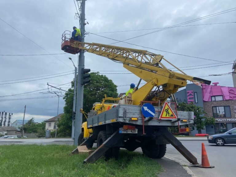 Atenție șoferi!Senzori inteligenți de trafic s-au instalat în intersecția Ciuflea-București