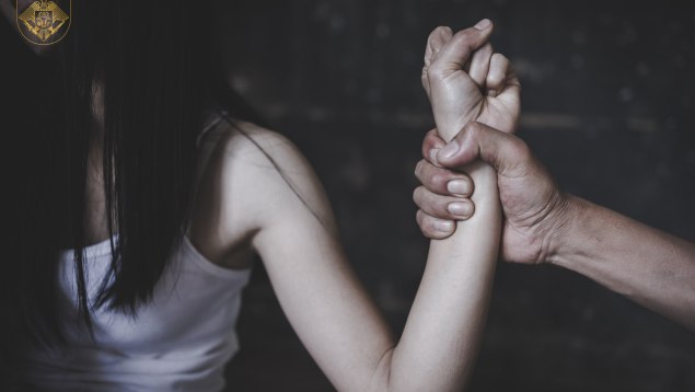 Nervos pe fosta soție, a lovit-o cu capul de mașină. Acum va sta la pușcărie. Decizia Procuraturii Orhei