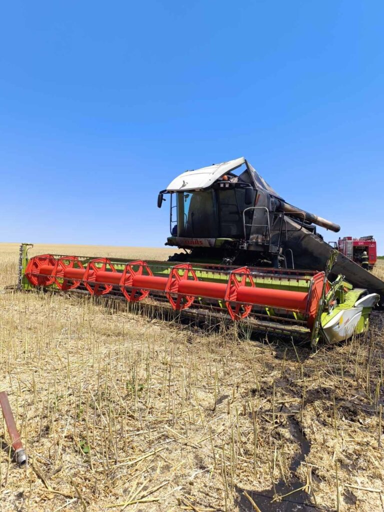 O combină agricolă făcută scrum pe dealul mare. Au intervenit pompierii