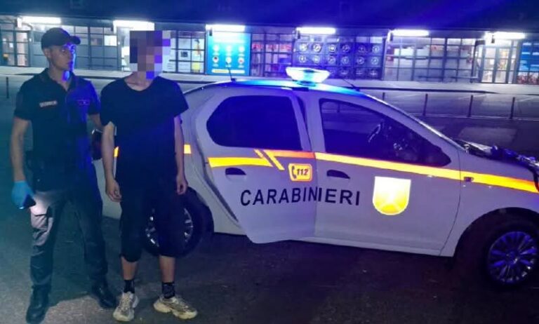 Minor, speriat de prezența carabinierilor, a luat-o la fugă având droguri în geantă