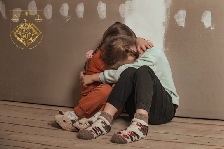 Își amenința soția cu cuțitul și i-a stropit hainele cu benzina. Urmează 8 ani de pușcărie