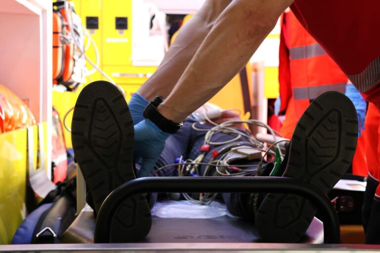 Grav accident: Un microbuz de rută și un automobil s-au tamponat, la Drochia: 3 echipe AMU au intervenit