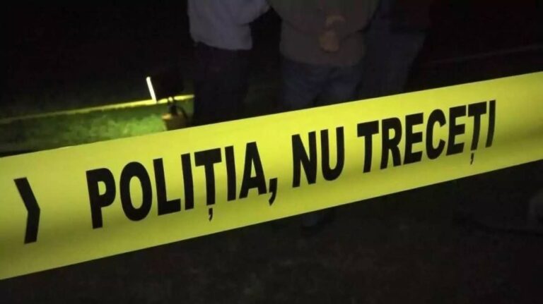 Și-a înjunghiat mama în inimă, după a sărit peste balcon