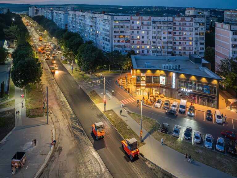 Strada Liviu Deleanu din sectorul Buiucani este reabilitată pentru prima dată