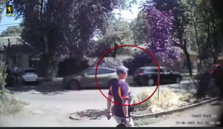 A profitat de ușa descuiată și a început a fura din apartament. Stranierul prins de poliție